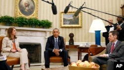 President Barack Obama speaks to media with U.S. Secretary of Health and Human Services Sylvia Burwell (L) and Director of the Centers for Disease Control and Prevention Dr. Thomas Frieden (R) after meeting with his team coordinating the government's Ebola response in the Oval Office, October 16, 2014.