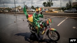 Un militant de l'opposition à Yaoundé, le 30 septembre 2018.