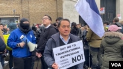 目前在英國居住的前香港民主黨主席李永達在2月8日到舊皇家鑄幣廠前參加抗議。（攝影：美國之音鄭樂捷）