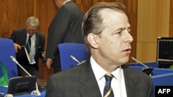 Đặc sứ Hoa Kỳ tại IAEA Glyn Davies nói rằng gần như ”có phần chắc” là Bắc Triều Tiên đã xây những cơ sở khác có liên quan đến hoạt động tinh chế uranium