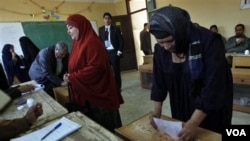 Kesibukan warga dalam pemungutan suara Pemilu Parlemen tahap akhir di TPS Qalyobeia, Mesir (3/1).