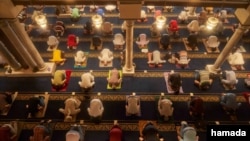 Sebuah masjid di Kairo sedang melaksanakan ibadah salat, (Foto: VOA/Hamada Elrasam)