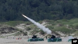 2023 年7月4 ，台湾军方在南部屏东县举行实弹演习，发射复仇者防空导弹。（资料照片）