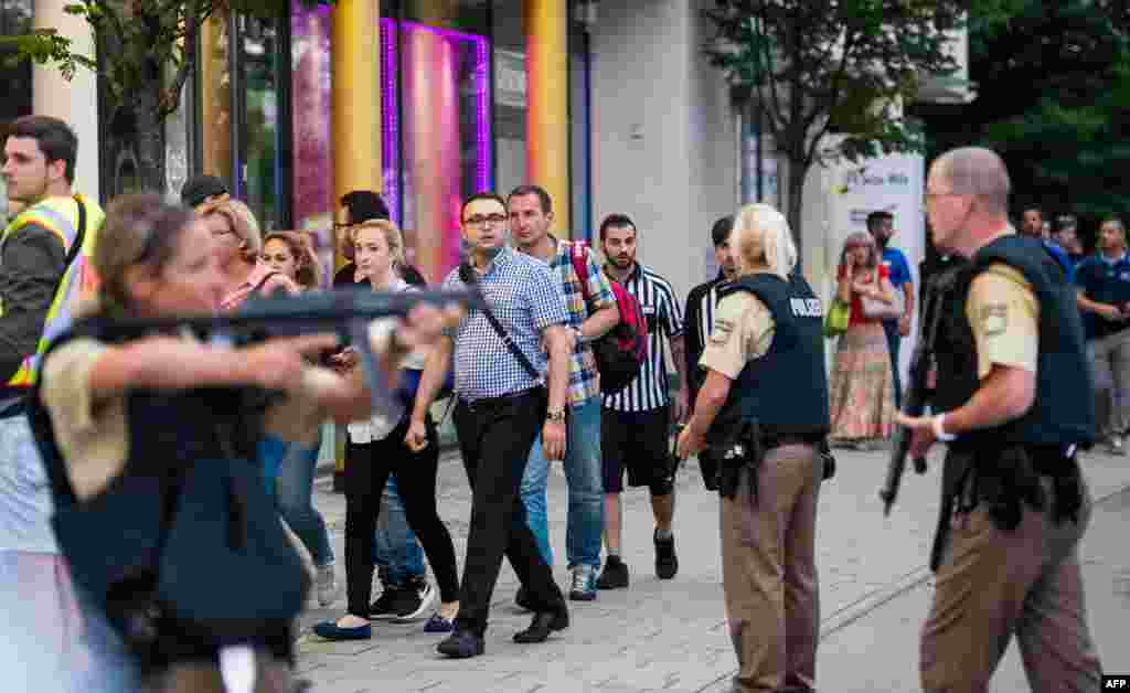 Police evacuates people from the shopping mall in Munich on July 22, 2016 following a shootings earlier.