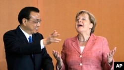 German Chancellor Angela Merkel and China's Premier Li Keqiang joke prior to a meeting at the Chancellery in Berlin, Germany, May 31, 2017.