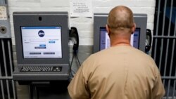 Napi Steven Goff menghubungkan perangkat tablet JPay-nya ke kios di dalam Penjara Negara Bagian East Jersey di Rahway, New Jersey, AS, 12 Juli 2018. (REUTERS/Brendan McDermid)