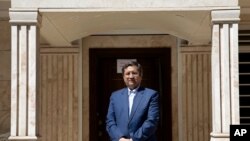 همتی در دفترش در تهران با خبرگزاری اسوشیتدپرس گفتگو کرد