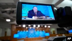 Президента Росії Володимир Путін на екрані під час виступу в МЗС Росії в Москві, Росія, у п’ятницю, 14 червня 2024 р. (AP Photo/Alexander Zemlianichenko, Pool)