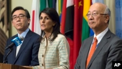 Duta Besar A.S. untuk PBB Nikki Haley (tengah), Duta Besar Jepang Koro Bessho (kanan), dan Duta Besar Korea Cho Tae-yul berbicara kepada wartawan sebelum pertemuan Dewan Keamanan mengenai situasi di Korea Utara di markas besar PBB, 16 Mei 2017.