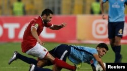 Ahmed Fathy d'Al-Ahly d’Egypte, à gauche, en duel avec Achraf Bencharki de Wydad du Maroc lors de la finale aller, 1 à 1, de la Ligue des champions d'Afrique, à Alexandrie, Egypte, 28 octobre 2017.