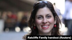 Nazanin Zaghari-Ratcliffe, yang bekerja untuk Yayasan Thomson Reuters, telah ditahan di penjara Iran sejak awal 2016. Nazanin ditangkap di Bandara Teheran saat dia akan kembali ke Inggris bersama anak perempuannya setelah mengunjungi keluarganya.