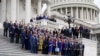 Los miembros del Congreso recién electos posan para una foto de clase en el frente este del Capitolio en Washington, el martes 15 de noviembre de 2022. (Foto AP/Patrick Semansky)