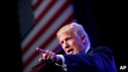 Donald Trump candidat républicain à la présidentielle américaine en campagne au James L. Knight Center, à Miami, 16 septembre 2016.