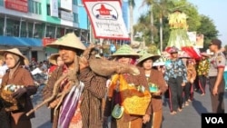Aksi turun ke jalan ribuan warga Solo mempromosikan makanan sehat (organik) produk lokal (16/10). Menurut Sekjen HKTI, petani lokal makin terdesak dengan membanjirnya produk impor.