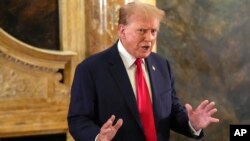 El expresidente y candidato presidencial republicano Donald Trump habla en una cena con miembros del grupo Conserve the Culture en su finca de Mar-a-Lago, el miércoles 5 de junio de 2024, en Palm Beach, Florida. (Foto AP/Wilfredo Lee)