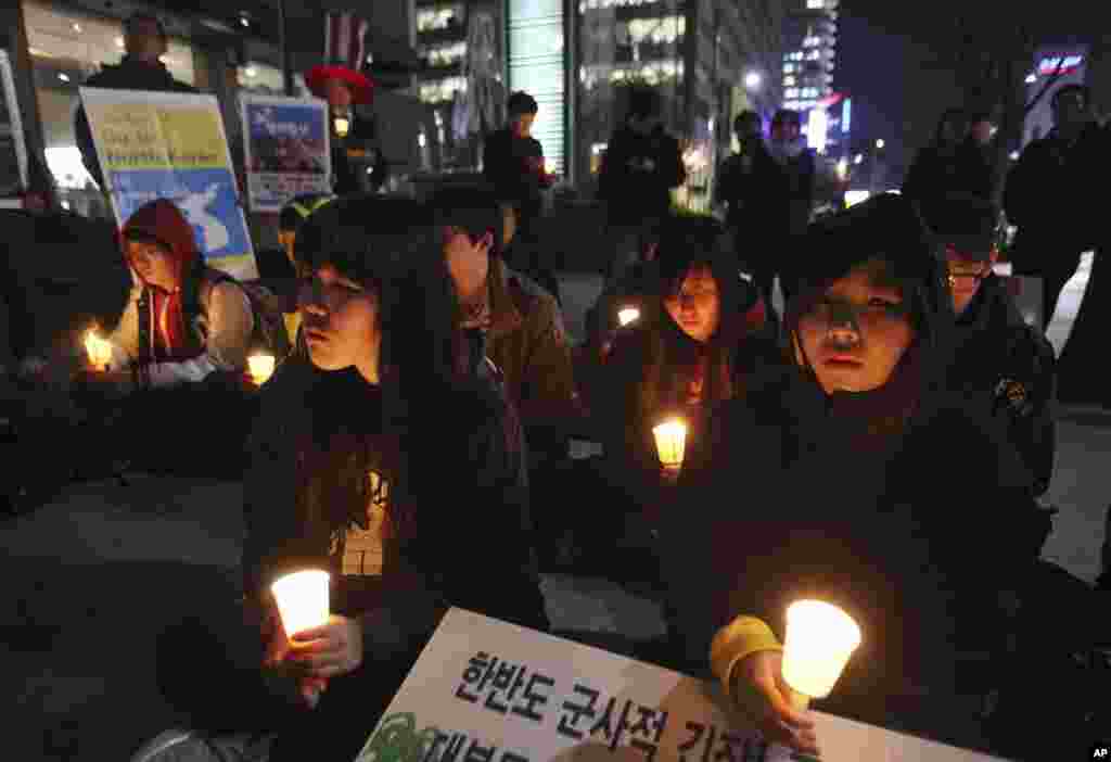 South Korean protesters stage a rally, denouncing U.S.-South Korean joint military exercises as U.S. Secretary of State John Kerry visits Seoul, April 12, 2013. 