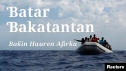 Wasu 'yan Afirka su 104 cikin kwale-kwalen roba su na jiran a ceto su daga cikin teku, kimanin mil 25 daga gabar kasar Libya. (Reuters)
