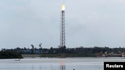 A gas flare emits from an oil flow station near the village of Gbarantoru on the creek of river Nun, in Yenagoa in Nigeria's Delta region, May 18, 2016.