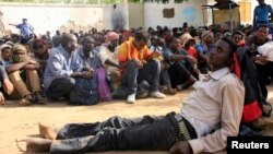 Para imigran Afrika yang berusaha menuju Italia terlantar di sebuah padang pasir di Libya (3/5). 