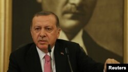Presiden Turki Recep Tayyip Erdogan dalam sebuah konferensi pers si bandara internasional Ataturk, Istanbul, Turki, 8 September 2017. (Foto: dok).