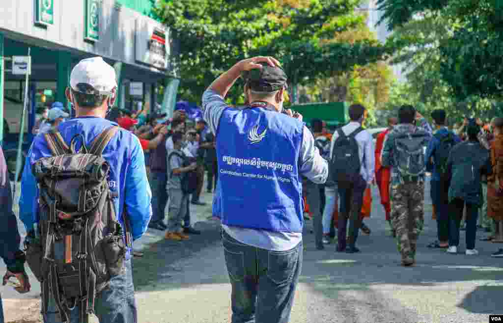 ទិដ្ឋភាព​នៃ​ការ​ជួបជុំ​ ដើម្បី​​ប្រារព្ធ​ខួប​បួន​ឆ្នាំ​នៃ​ឃាតកម្ម​លើ​លោក​ កែម​ ឡី នៅ​បរិវេណ​ស្ថានីយ៍​ប្រេងឥន្ធនៈ​កាល់តិច​ ស្តុប​បូកគោ​ រាជធានី​ភ្នំពេញ​ ថ្ងៃ​ទី​៨ ខែក្កដា​ ឆ្នាំ២០២០។ (ខាន់ សុគុំមនោ​​/វីអូអេ)