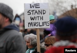 Ratusan pengunjuk rasa di Hamtramck, Michigan, memprotes pelarangan berkunjung ke AS sementara yang ditandatangani oleh Presiden Donald Trump, 29 Januari 2017. (Foto: Reuters)