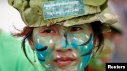 ស្ត្រី​ម្នាក់​លាប​មុខ​ក្នុង​ពេល​ចូល​រួម​បាតុកម្ម​​មួយ​នៅ​ទី​លាន​ប្រជាធិបតេយ្យ​​ក្នុង​រាជធានី​ភ្នំពេញ​កាល​ពី​ថ្ងៃ​ទី​២៥ ខែ​ឧសភា ឆ្នាំ​២០១១ ដើម្បី​ទាមទារ​ឲ្យ​រដ្ឋាភិបាល​ការពារ​ព្រៃឡង់​ខេត្ត​កំពង់​ធំ។