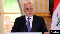 Perdana Menteri Irak Haider Al-Abadi berbicara dalam sebuah konferensi pers bersama dengan Presiden Perancis Emmanuel Macron (tidak terlihat) di Istana Elysee di Paris, Perancis, 5 Oktober 2017.