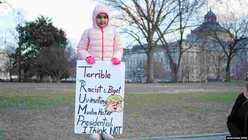 Protesters assembled on the Capitol Hill, Feb. 4, 2017, to protest what they see as a ban on Muslims entering the United States. A contingent of U.S. Capitol police stood ready. (A. Azhar/VOA)