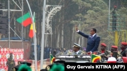 Le président du Congo, Denis Sassou Nguesso, passe en revue les troupes le 15 août 2010 à Brazzaville lors d'un défilé marquant un demi-siècle d'indépendance du Congo-Brazzaville.