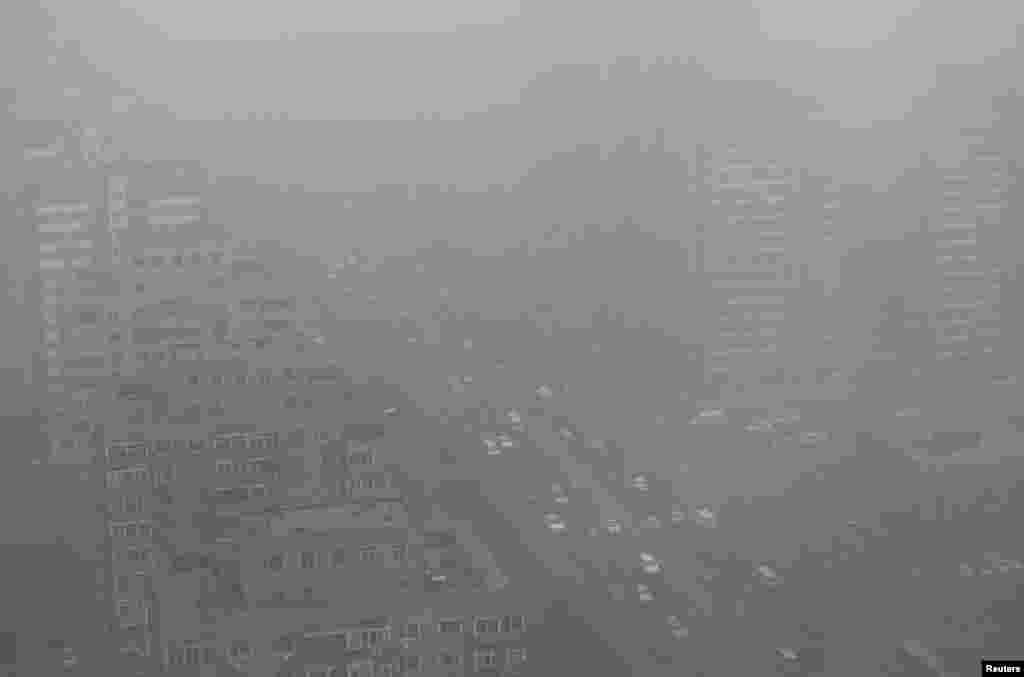 Cars drive on the Three Ring Road amid the heavy haze in Beijing, Feb. 26, 2014.&nbsp;