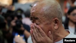 নিখোঁজ হওয়া মালয়েশিয়া এয়ারলাইন্সের একটি বিমানের যাত্রীদের একজন শোকাহত আত্মীয়। ফটোঃ ৩ মার্চ, ২০২৪। 