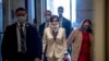 La Présidente de la Chambre, Nancy Pelosi, de Californie, arrive au Capitole, le jeudi 23 avril 2020, à Washington. (AP Photo/Andrew Harnik)