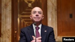 ARCHIVO - El secretario del Departamento de Seguridad Nacional, Alejandro Mayorkas, testifica ante el Senado en el Capitolio en Washington, el 26 de mayo de 2021.