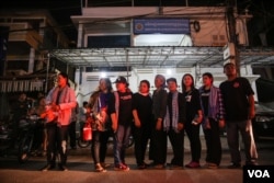 រូបឯកសារ៖ សកម្មជន​សហគមន៍​បឹងកក់​ថតរូប​នៅ​មុខ​អធិការដ្ឋាន​ប៉ូលិស​ខ័ណ្ឌ​ដូនពេញ បន្ទាប់ពី​សកម្មជន​បឹងកក់​ចំនួន​បី​រូប​ត្រូវគេ​ដោះលែង ក្រោយពី​ពួក​គេ​ត្រូវបាន​ប៉ូលិស​សាកសួរ​អំពី​ការចូលរ​រូម​យុទ្ធនាការ«ថ្ងៃច័ន្ទពណ៌ខ្មៅ» កាលពី​ព្រឹក​ថ្ងៃច័ន្ទ​ ទី​៩ ខែ​ឧសភា​នេះ​។ (ឡេង ឡែន/VOA)