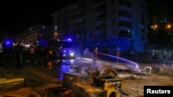 Seorang petugas pemadam kebakaran memadamkan api dari sebuah toko yang terbakar selama kerusuhan terhadap pengungsi di Ankara, Turki, 11 Agustus 2021.