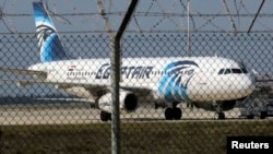 Pesawat EgyptAir MS804 setipe dengan yang tampak dalam gambar (foto: REUTERS/Yiannis Kourtoglou)