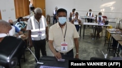 Le président des Seychelles, Danny Faure, vote dans un bureau de vote à Beau Vallo, sur l'île de Mahé, le 24 octobre 2020, lors des élections présidentielle et législatives.