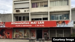 Tiệm tạp hóa và bán thức ăn của người Việt. (Ảnh: Bùi Văn Phú)