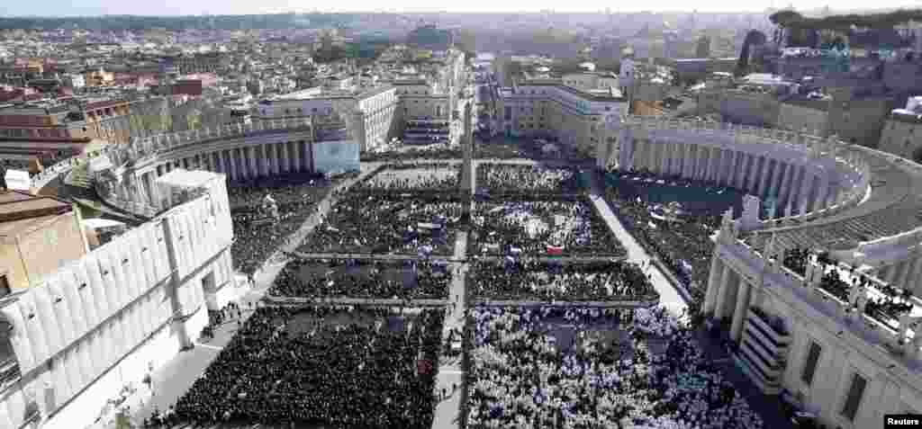 Crowds fill Saint Peter&#39;s Square for the inaugural mass of Pope Francis at the Vatican, March 19, 2013. 