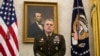 Jenderal Mark Milley di Kantor Oval Gedung Putih dengan Presiden Donald Trump, Jumat, 15 Mei 2020, di Washington. (Foto: AP/Alex Brandon)