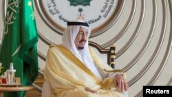 Raja Arab Saudi Salman memberikan pidato pada KTT Liga Arab ke 29 di Dhahran, Arab Saudi Minggu (15/4). 