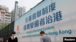 政治氣氛改變下香港街上近日越來越多有關政治的廣告標語 （路透社照片）