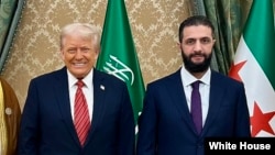 资料照片：美国总统特朗普在沙特阿拉伯会见叙利亚临时总统沙拉。(2025年5月14日)