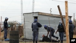 Polisi Afrika Selatan menangkapi sekelompok pekerja tambang selagi berpatroli dekat Tambang Platina Lonmin di Marikana (foto, 15/9/2012).