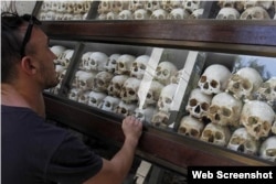 Sọ v&#224; xương của hơn 8.000 nạn nh&#226;n của chế độ Khmer Đỏ tại &#39;c&#225;nh đồng chết&#39; Choeung Ek, ngoại &#244; Phnom Penh.