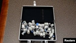 Un estuche cerrado con botellas de Tramadol descubierto por investigadores federales de EE.UU. en la casa del teniente de la Guardia Costera, Christopher Paul Hasson.