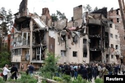 امانوئل مکرون رئیس جمهوری فرانسه، اولاف شولتس صدراعظم آلمان، ماریو دراگی نخست وزیر ایتالیا، و کلاوس یوهانیس رئیس جمهوری رومانی در حال بازدید از ویرانی‌های ناشی از حملات روسیه به ایرپین (پنجشنبه ۲۶ خرداد ۱۴۰۱)