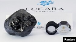 Berlian 1.758 karat yang ditemukan di tambang berlian Karowe di Botswana milik perusahaan berlian Kanada, Lucara Diamond Corp., 25 April 2019. (Foto: Lucara Diamonds via Reuters)