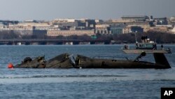 যুক্তরাষ্ট্রের উপকূলরক্ষা বিভাগ প্রদত্ত এই ছবিতে রনাল্ড রেগান ওয়াশিংটন ন্যাশনাল বিমানবন্দরের কাছে পোটোম্যাক নদীতে ধ্বংসাবশেষ দেখা যাচ্ছে। ৩০ জানুয়ারি, ২০২৫। 